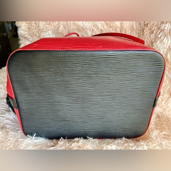 ‼️SOLD‼️ Louis Vuitton Petit Noe Handbag Epi Leather - Picture 5 of 15